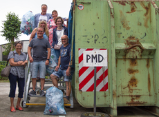 Enkele bestuursleden op het containerpark