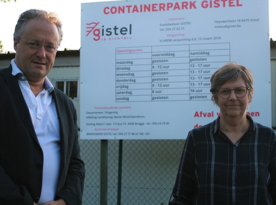 Schepen Wim Aernoudt en bestuurslid Annie Vandevelde aan het Gistelse containerpark.